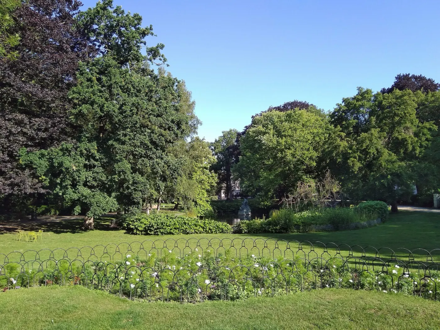 Koningin Astridpark: lawns, flower beds and tall trees
