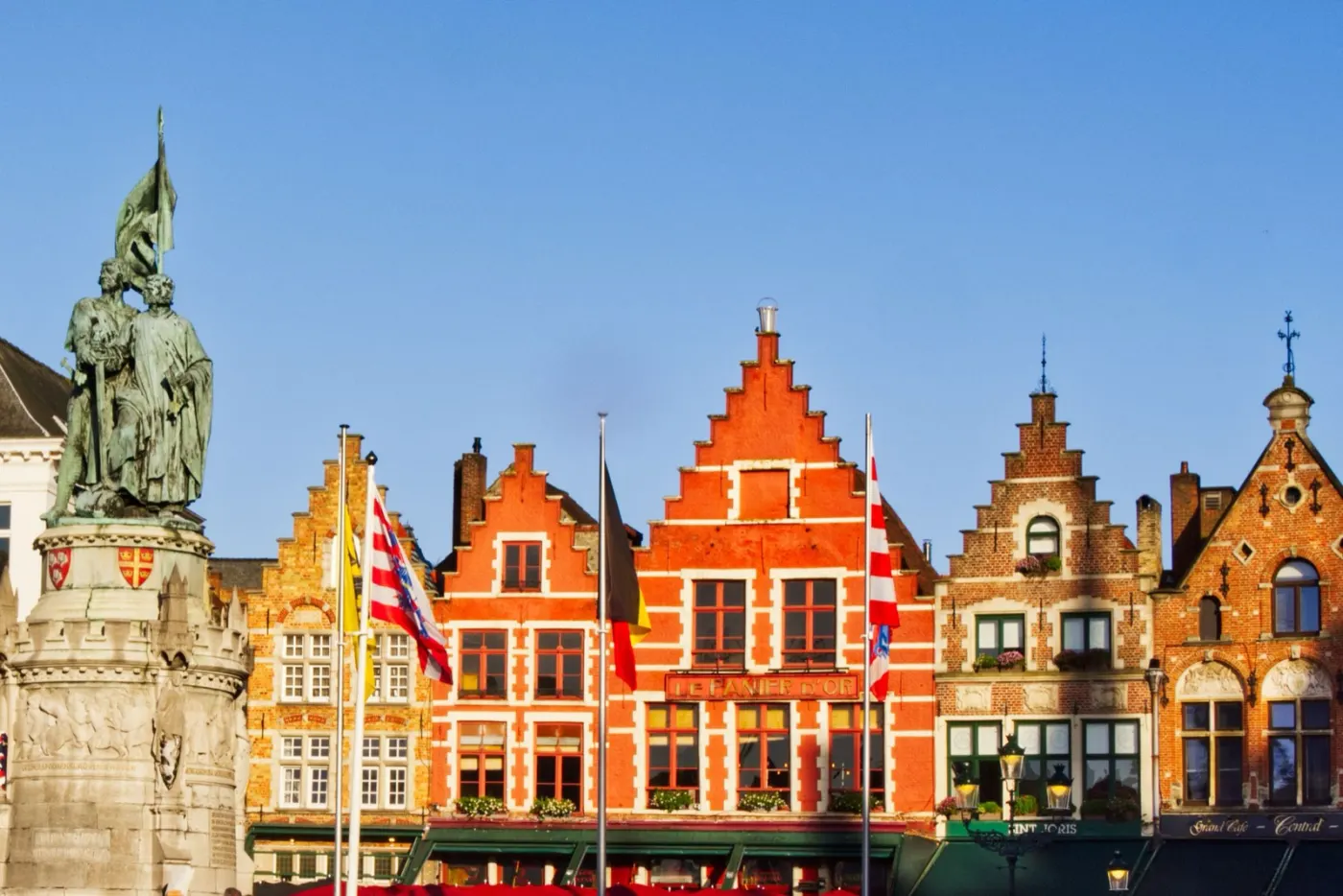 The Markt in sunshine, with the statue and the coloured gable houses